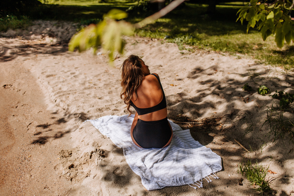 A Closer Look: Sporty Scoop Top / High-Waisted Bikini Bottoms