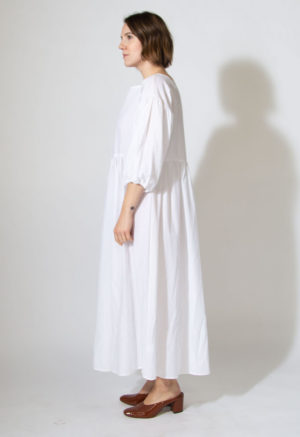 Side view of straight size model wearing sample 530 in white cotton.