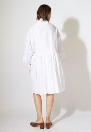 Back view of straight size model wearing sample 528 in white cotton.