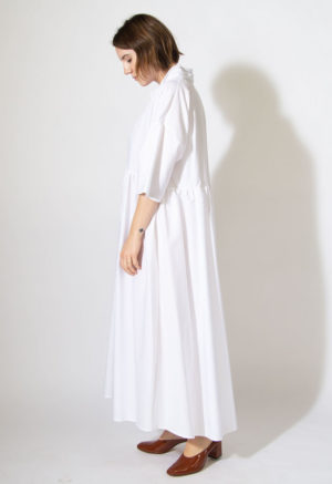 Side view of straight size model wearing Sample 527 in white cotton.