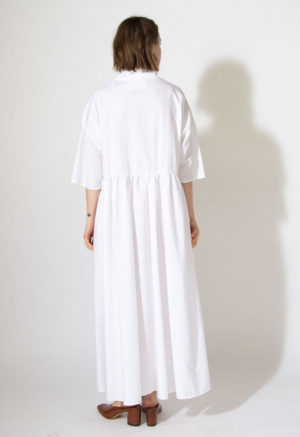 Back view of straight size model wearing Sample 527 in white cotton.