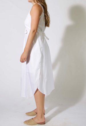 Side view of straight size model wearing sample 506 in white cotton.