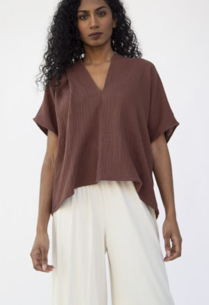 Front view of straight size model wearing Double V Top in Raisin Cotton.