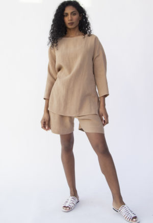 Front view of straight size model wearing Easy Short in Latte Linen.