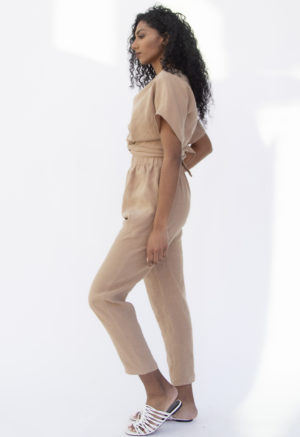 Side view of straight size model wearing Easy Tapered Pant in Latte Linen.