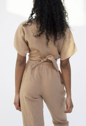 Close up back view of straight size model wearing Short Sleeve Tie Top in Latte Linen.