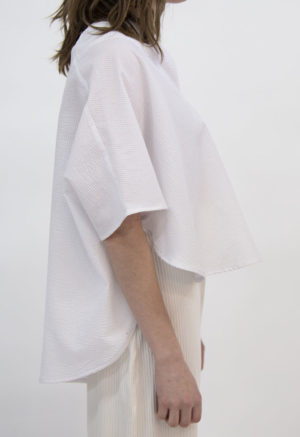 Side view of straight size model wearing White Seersucker Cropped Circle Top.