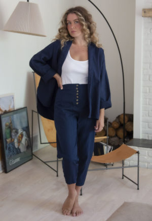 Front view of straight size model wearing Navy Artist Pant.