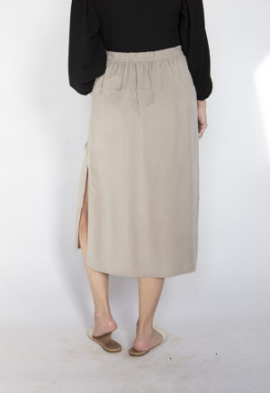 Back view of straight size model wearing Khaki Gray Double Pocket Skirt.
