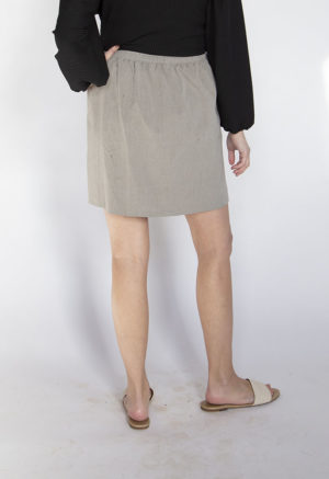 Back view of straight size model wearing Gray Short Pocket Skirt.