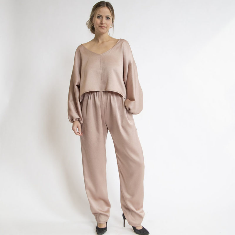 Front view of straight size model wearing Shimmery Mauve Pleated Balloon-Sleeve Top and Pleated Side Pant.