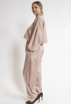 Side view of straight size model wearing Shimmery Mauve Pleated Balloon-Sleeve Top and Pleated Side Pant.