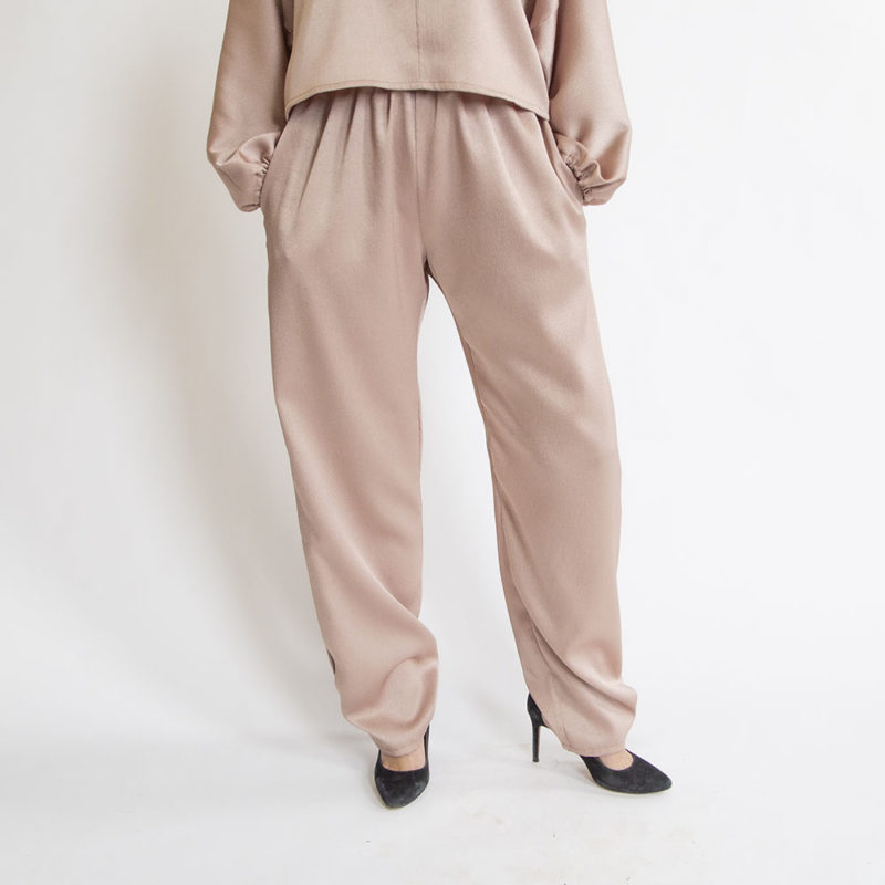 Front view of straight size model wearing Pleated Side Pant.