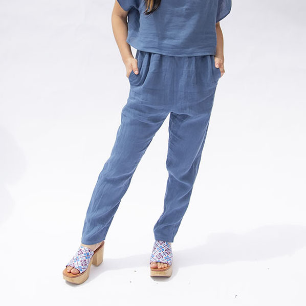 Front view of straight size model wearing Denim Linen Easy Tapered Pant.