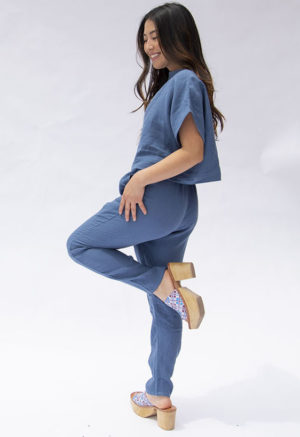 Side view of straight size model wearing Denim Linen Easy Tapered Pant.