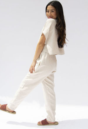 Side view of straight size model wearing Oatmeal Linen Easy Tapered Pant.