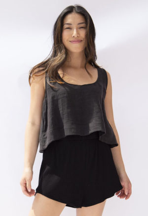 Front view of straight size model wearing Black Linen Reversible Scoop Tank.