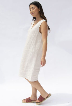 Side view of straight size model wearing Oatmeal Linen Shift Dress.