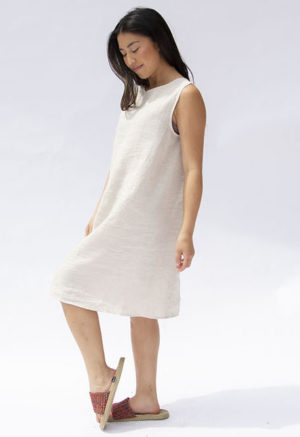 Front/side view of straight size model wearing Oatmeal Linen Shift Dress.