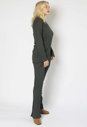 Side view of straight size model wearing Blue Spruce Tunic Slit Rib Top.