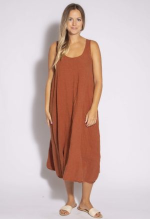 Front view of straight size model wearing Chestnut Reversible Scoop Dress.