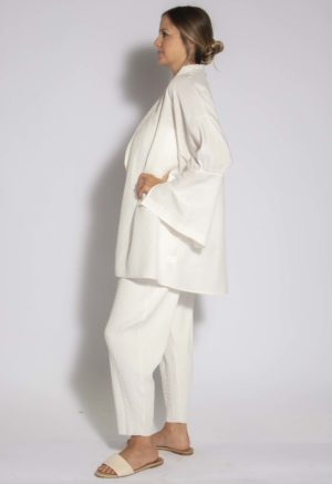 Side view of straight size model wearing Ivory Open Shawl Collar Jacket.