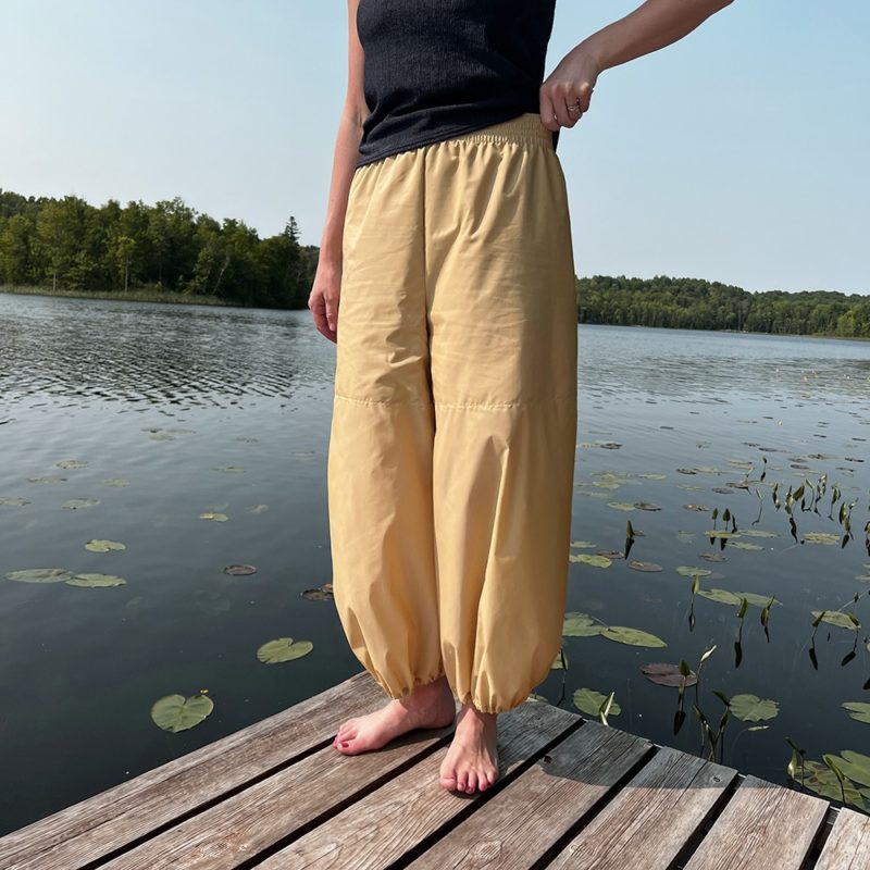 LE Wide-Leg Balloon Pants.3 woman in tan/yellow wide-leg pant with balloon cuff