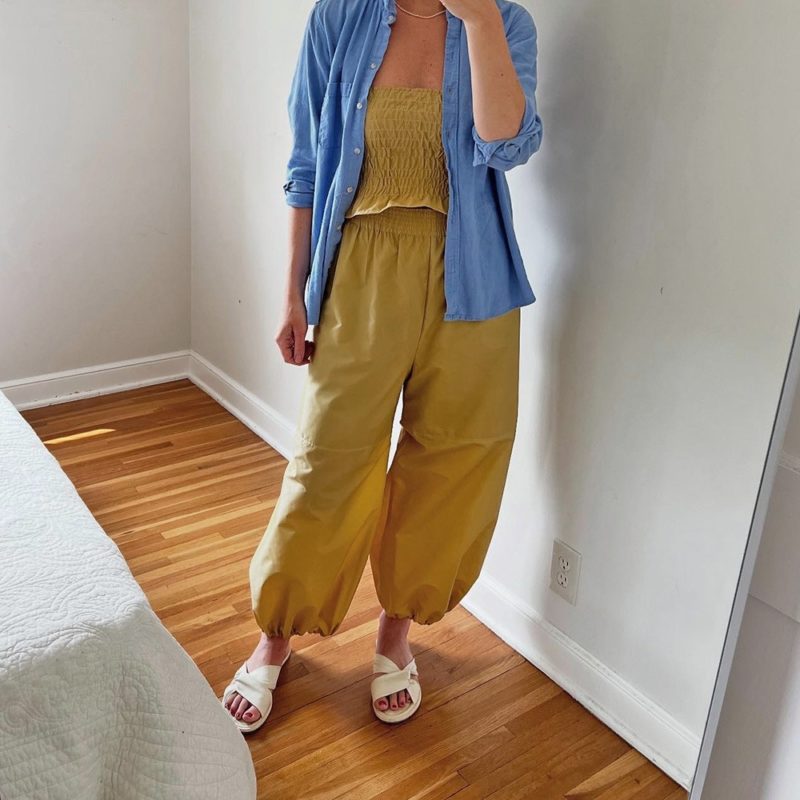 LE Wide-Leg Balloon Pants.4 woman in tan/yellow wide-leg pant with balloon cuff