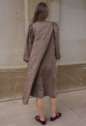 woman in crinkle fabric boatneck mauve balloon sleeve midi swing dress