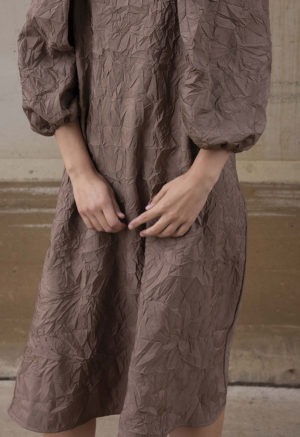 woman in crinkle fabric boatneck mauve balloon sleeve midi swing dress