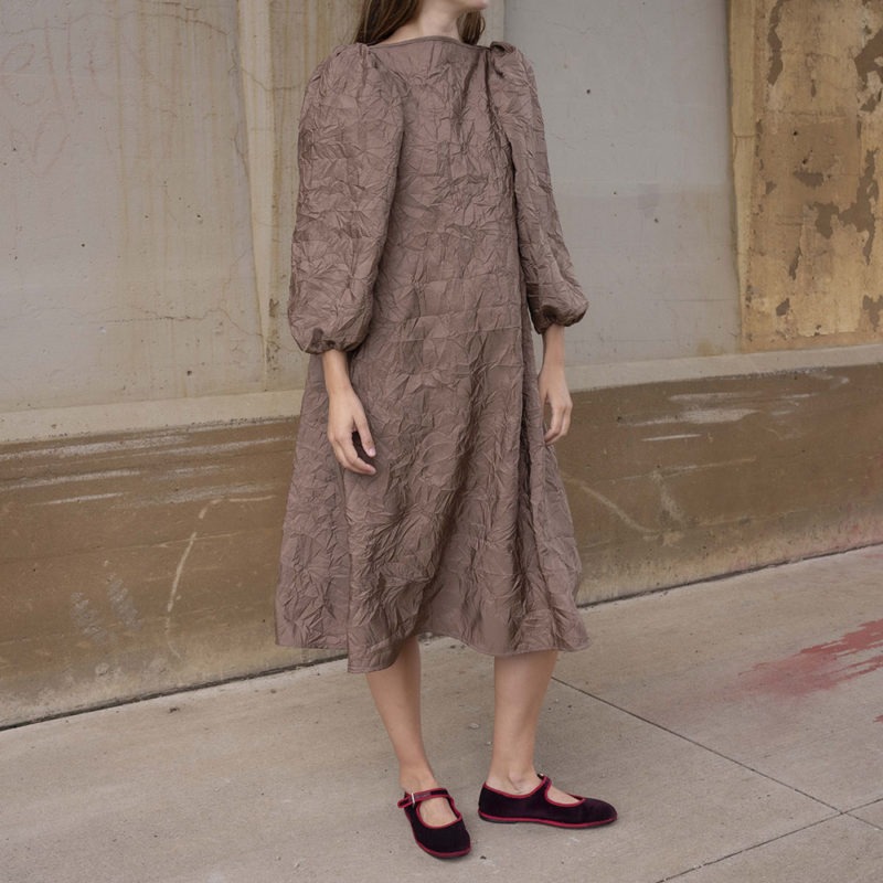 woman in crinkle fabric boatneck mauve balloon sleeve midi swing dress
