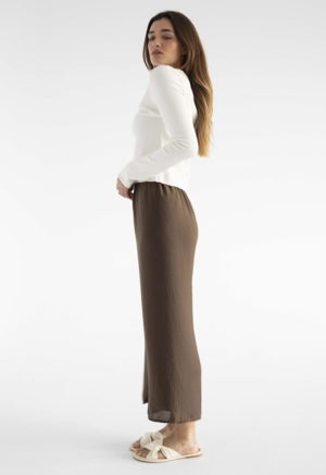 Limited Edition Wide-Leg Pant2